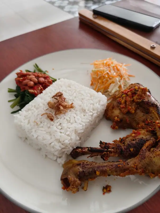 Njonja Munsen Coffee Dining & Space · Tambakan No.01